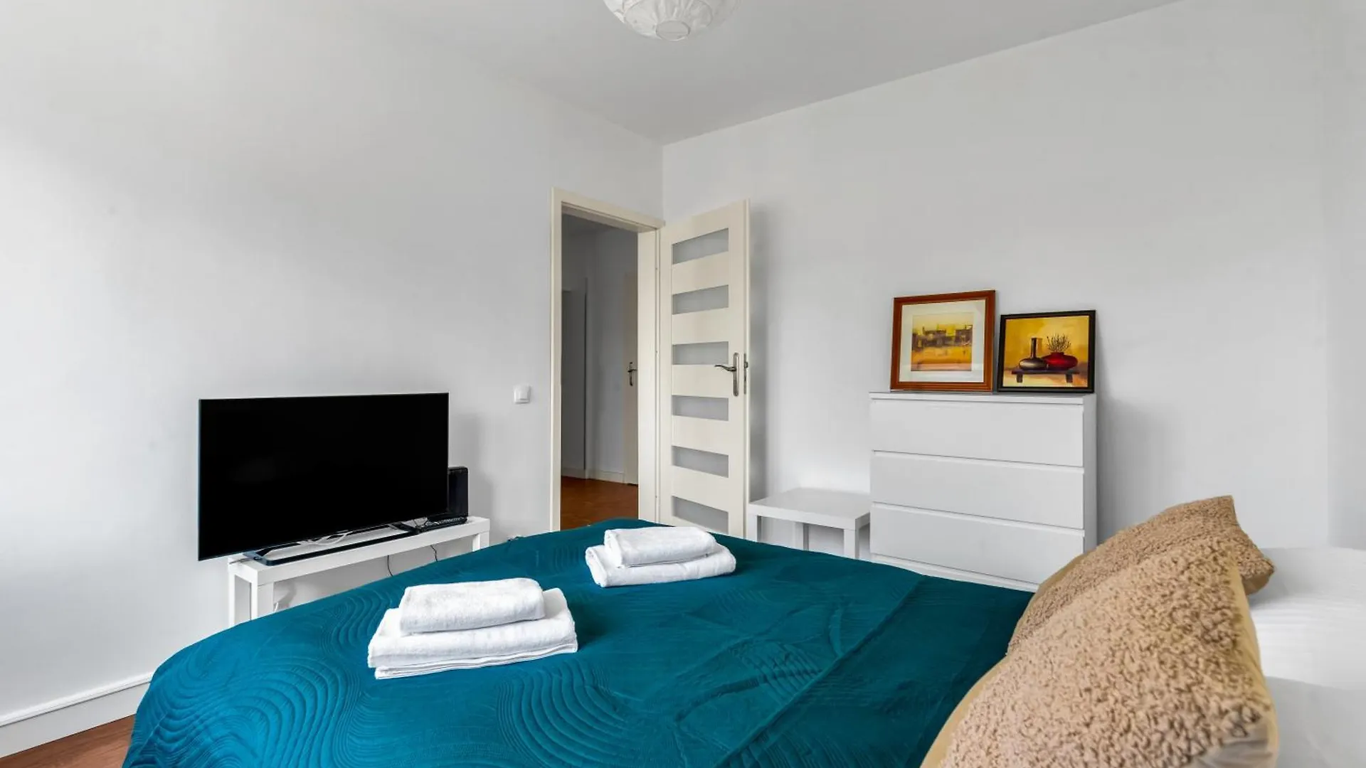 Metro Ratusz Arsenal Homely Apartment Warsaw Poland