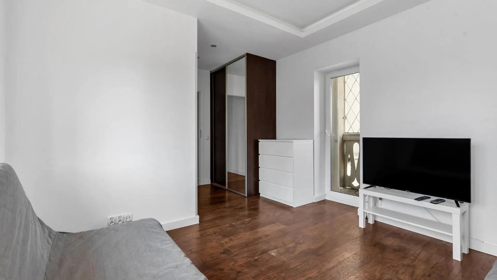 Metro Ratusz Arsenal Homely Apartment Warsaw Poland
