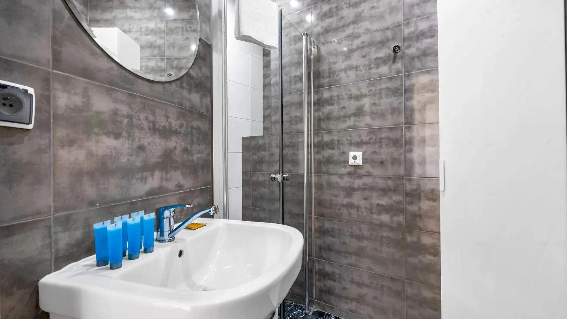 Metro Ratusz Arsenal Homely Apartment Warsaw