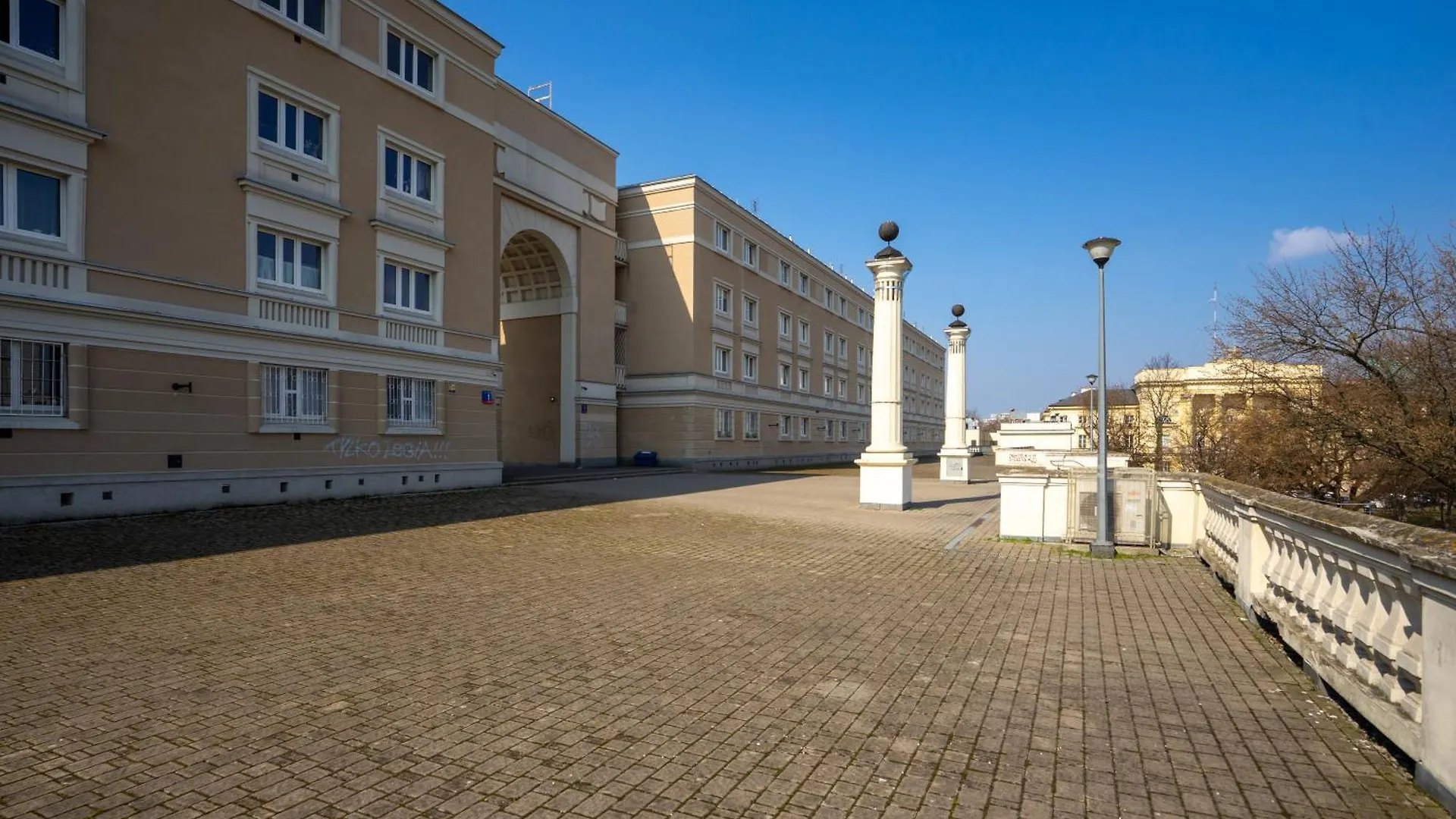 Metro Ratusz Arsenal Homely Apartment Warsaw